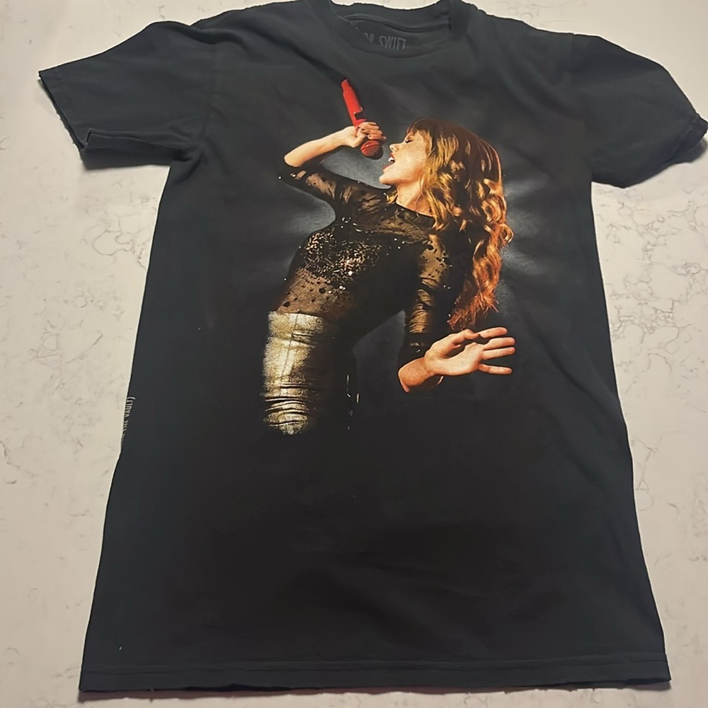 Taylor Swift’s Version Red Album T-shirt with a Rip Look Stitching